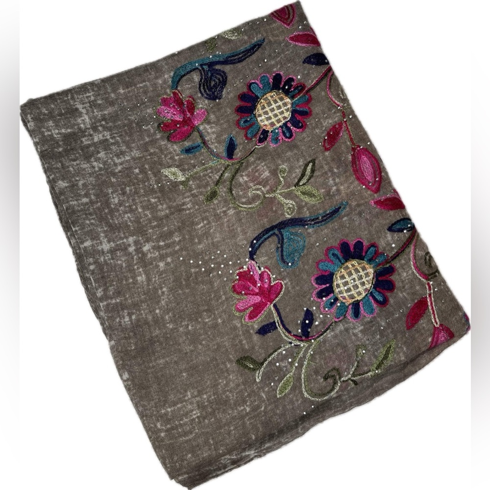 Women, summer fashions, scarf embroidery